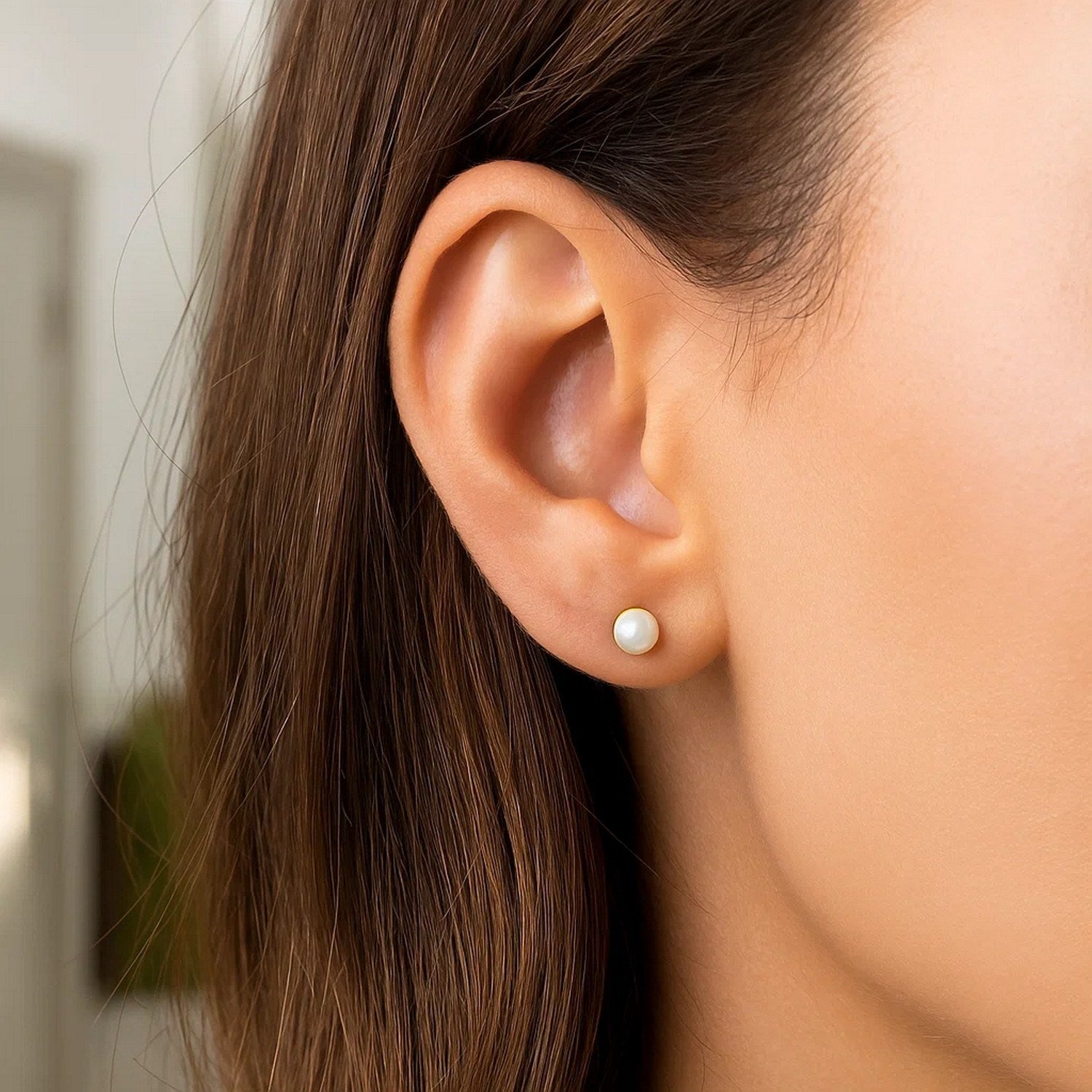 14k yellow gold stud earrings with 4mm freshwater cultured white pearls.