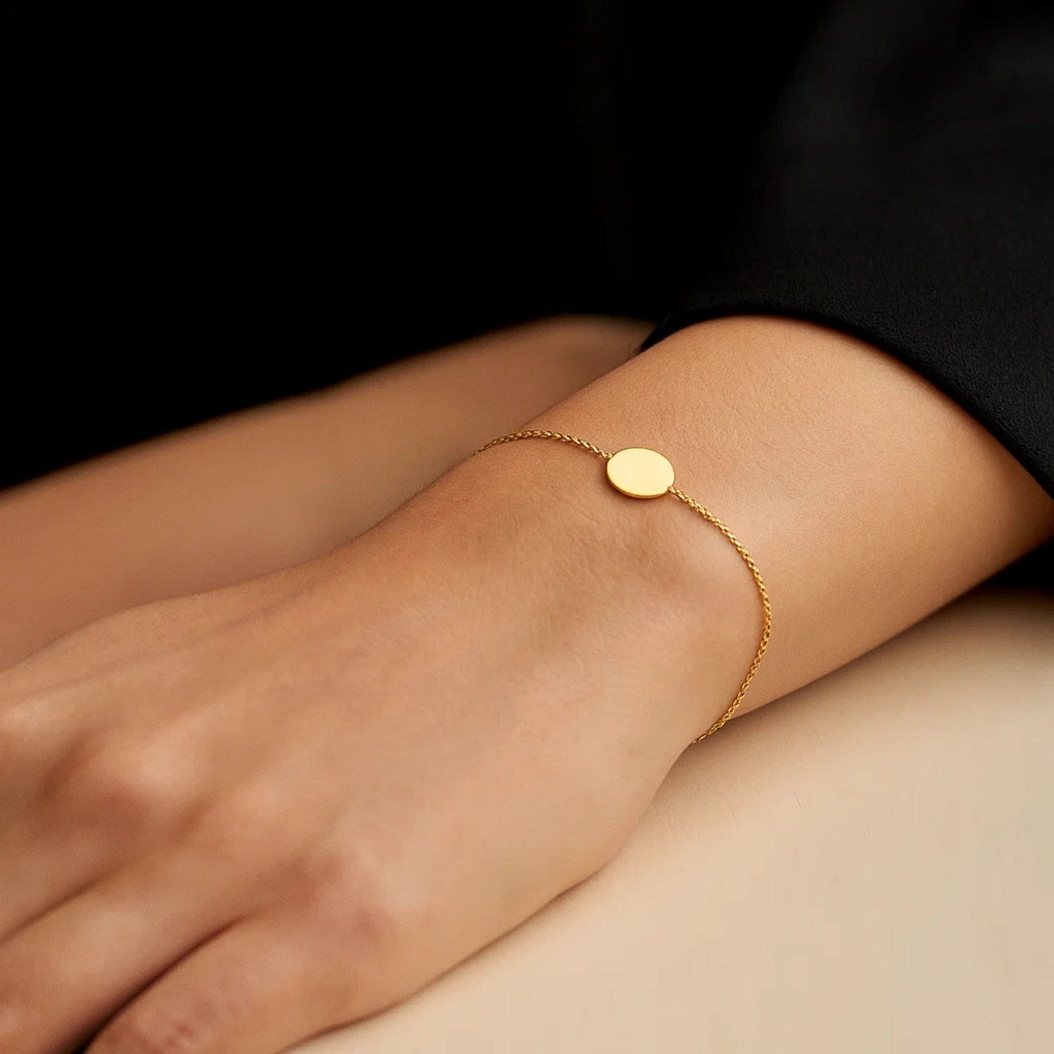 Adjustable 14k yellow gold bracelet with a shiny 7.50 mm circle.