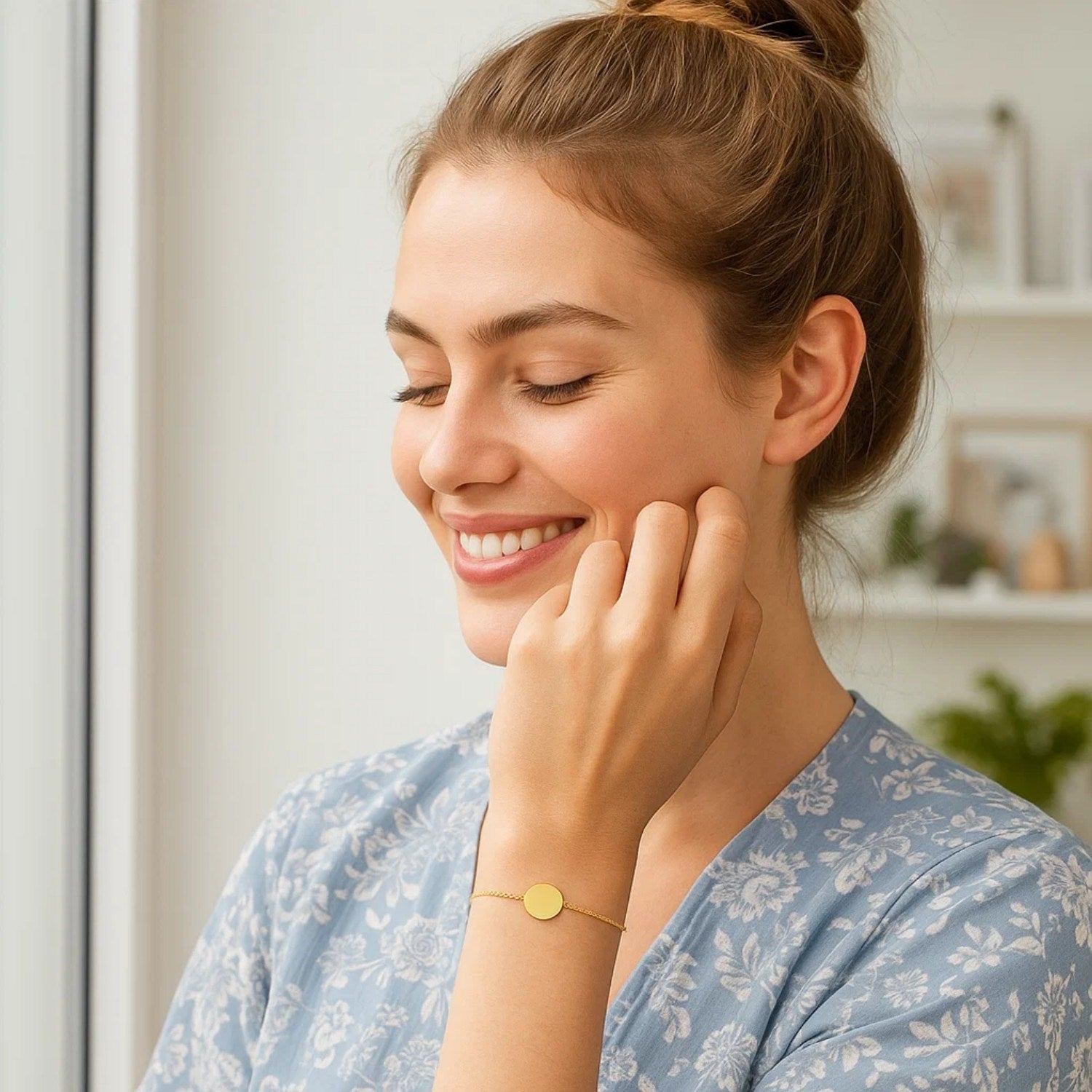 Adjustable 14k yellow gold bracelet with a shiny 7.50 mm circle.