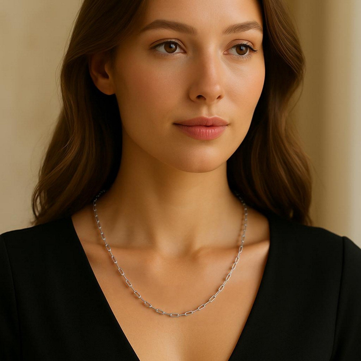 14K white gold paperclip chain (1.50 mm) on a woman's neck.