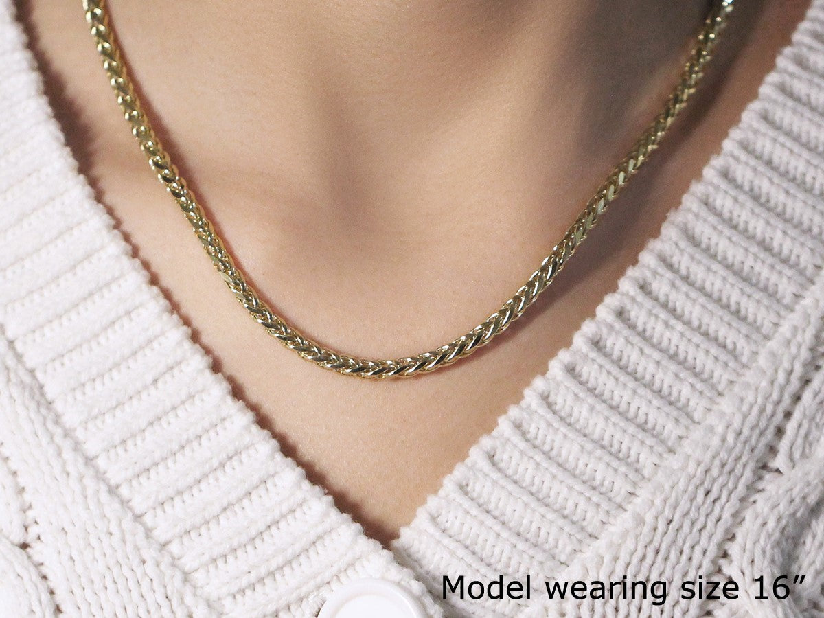 A 4.1mm 14k yellow gold diamond cut round franco chain on a model.