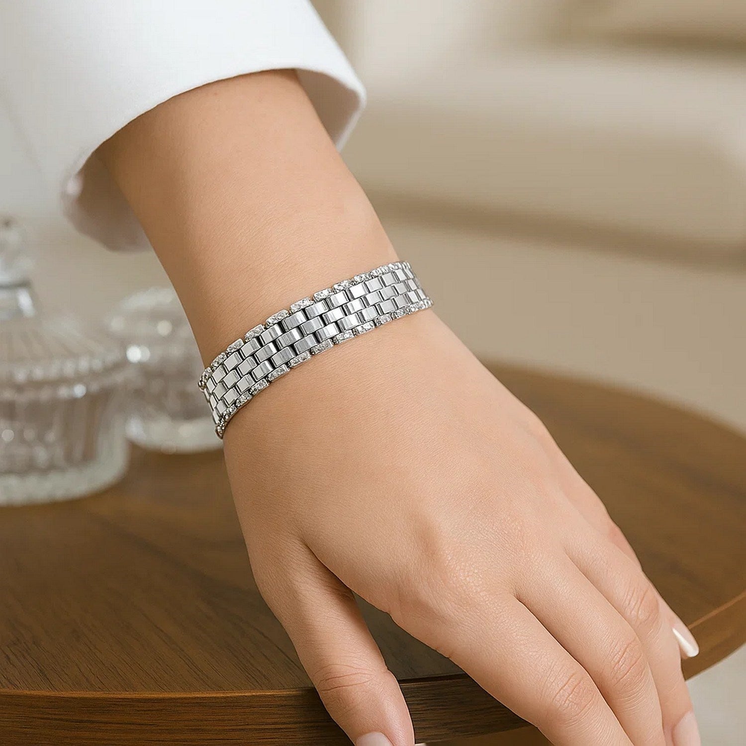 14k white gold faceted panther link chain bracelet with a small diamond pattern.