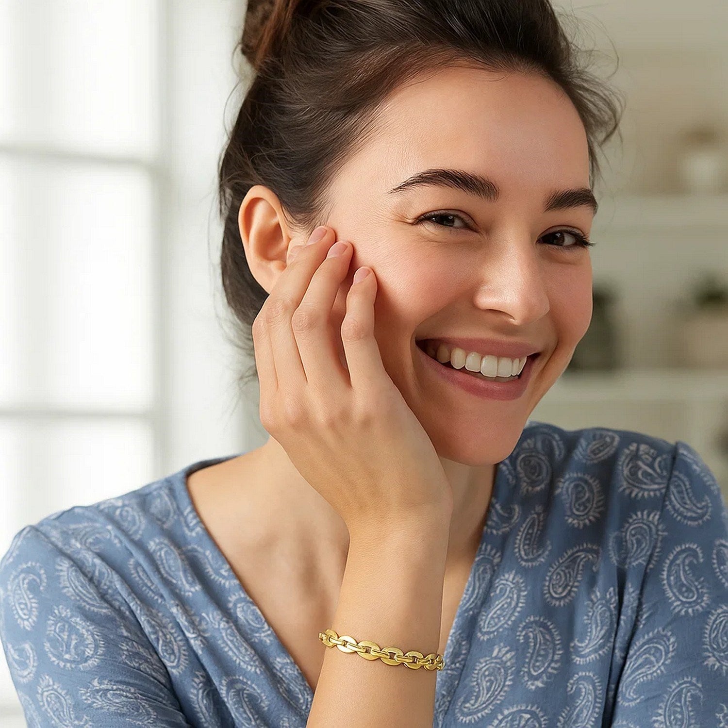 14K yellow gold mirror rolo link chain bracelet on a woman's wrist.