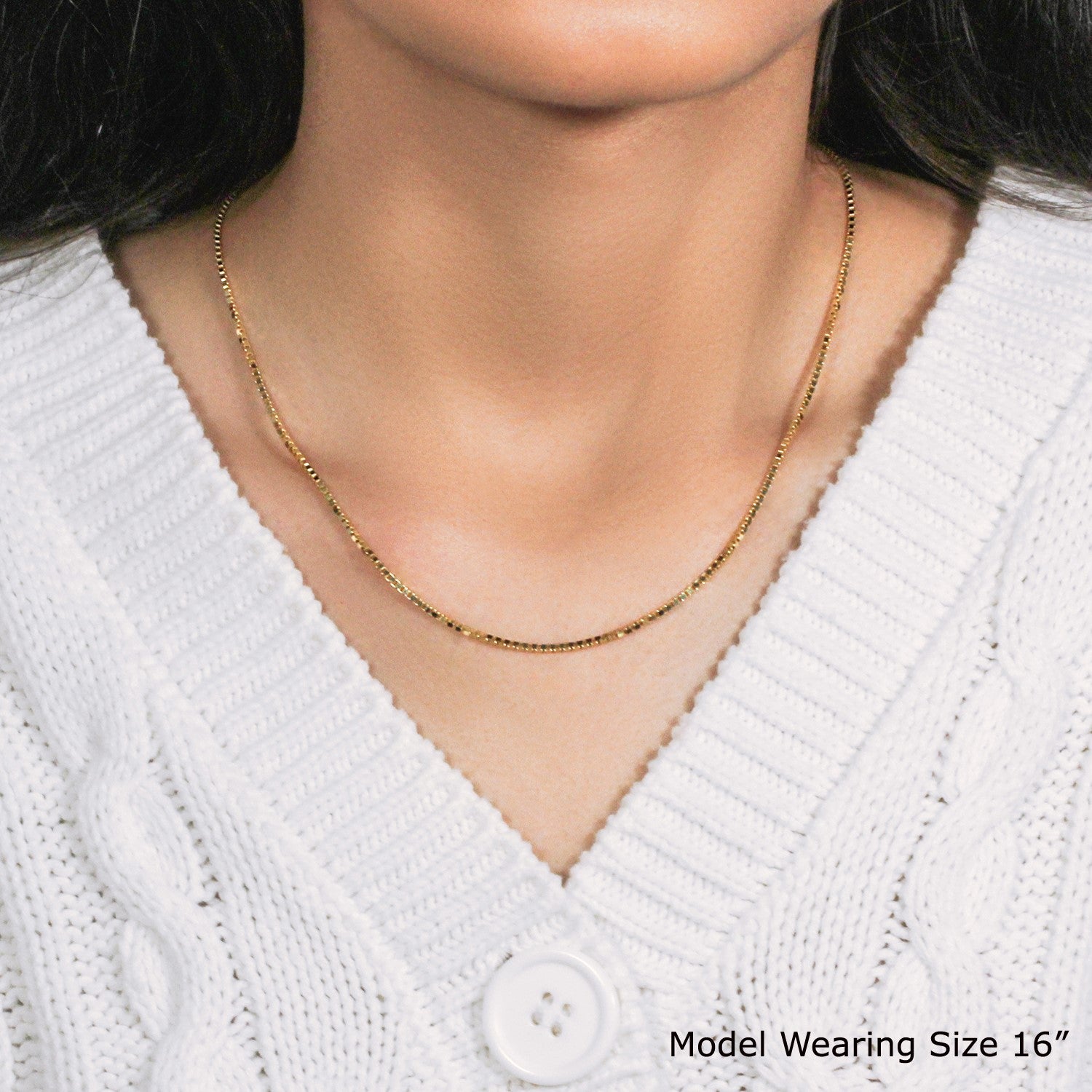 A 10k yellow gold classic box chain, 1.40 mm wide, worn by a model.