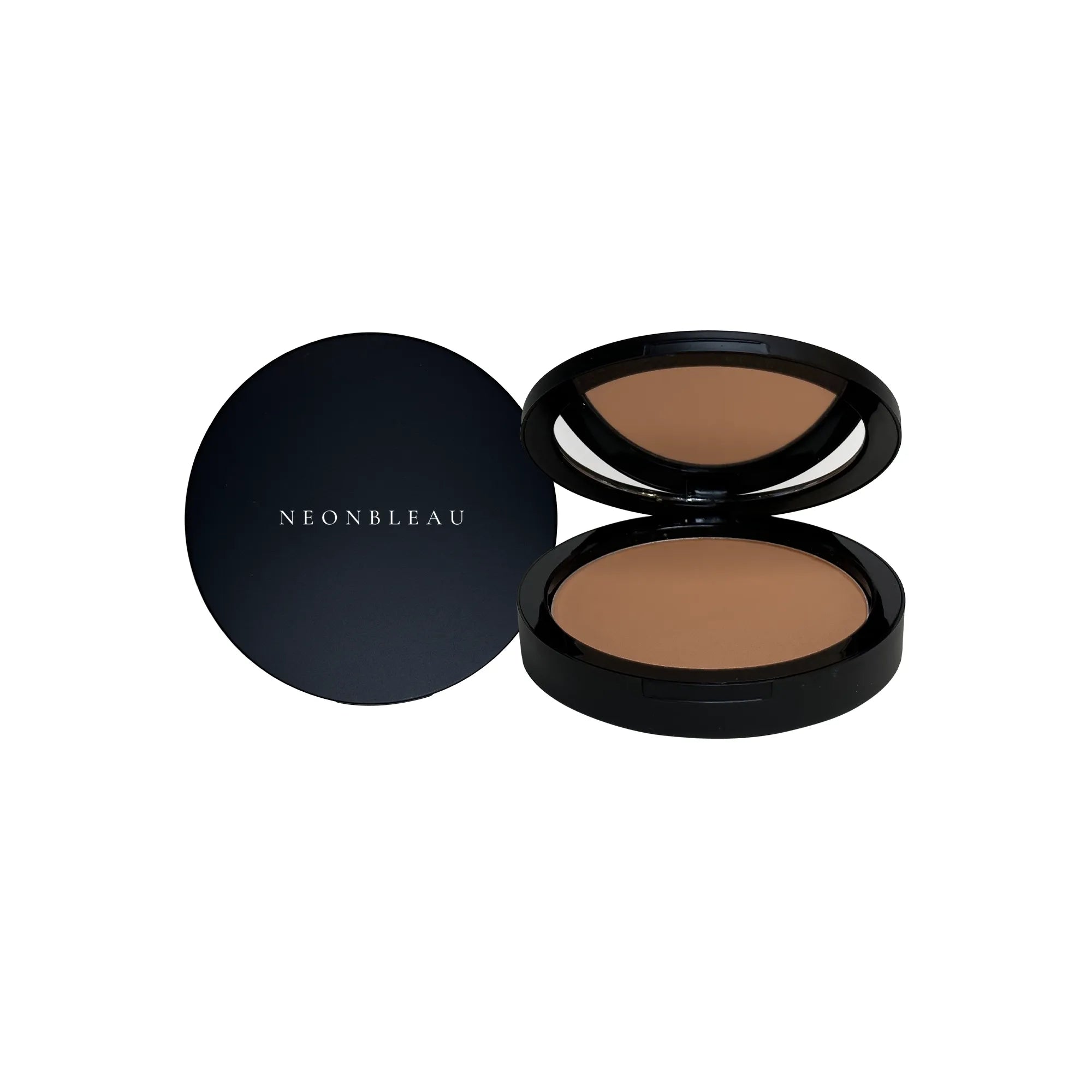 Poudre compacte Dual Blend Foundation ouverte et fermée sur fond blanc.