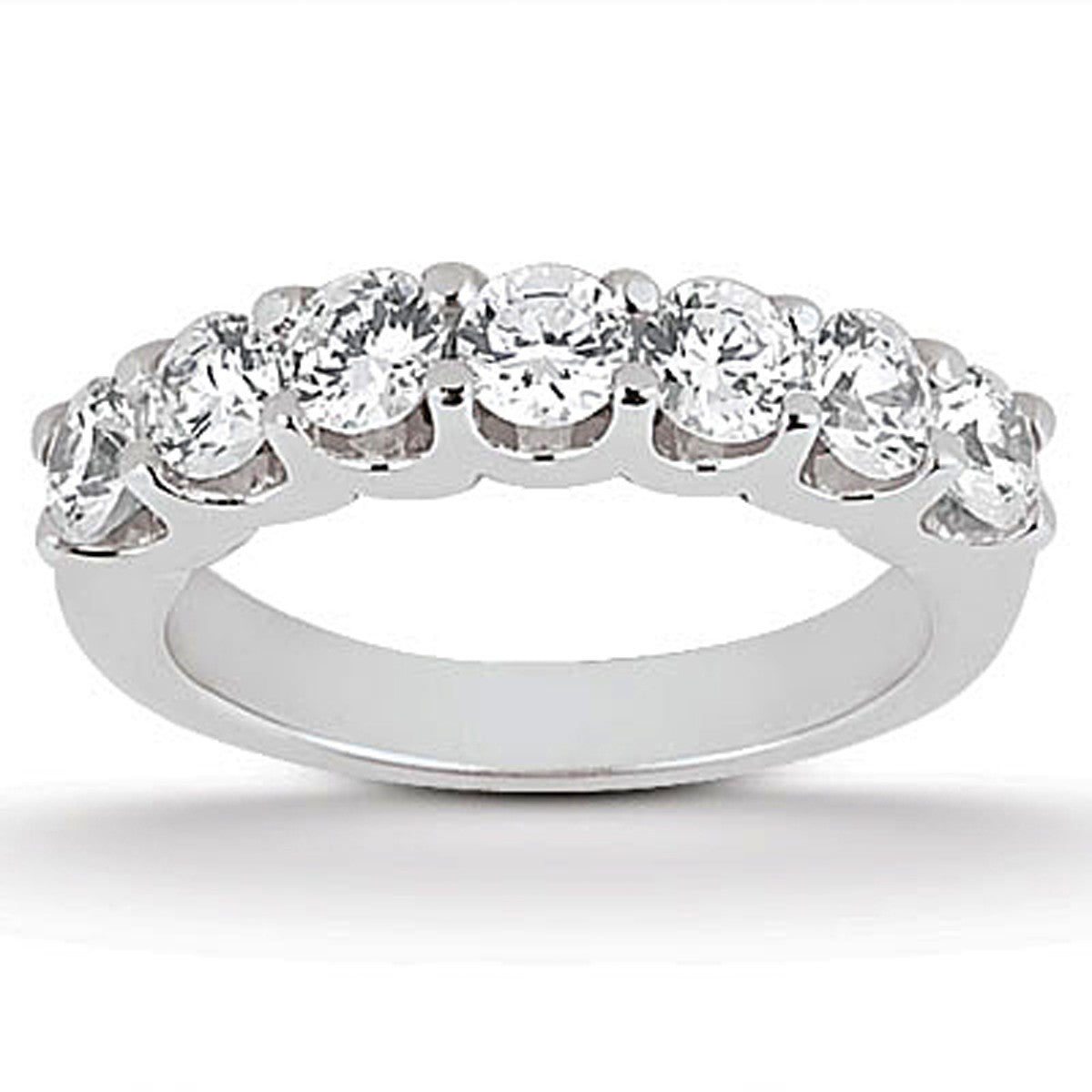 Seven round diamonds are set in a scalloped shared U-prong white gold band.