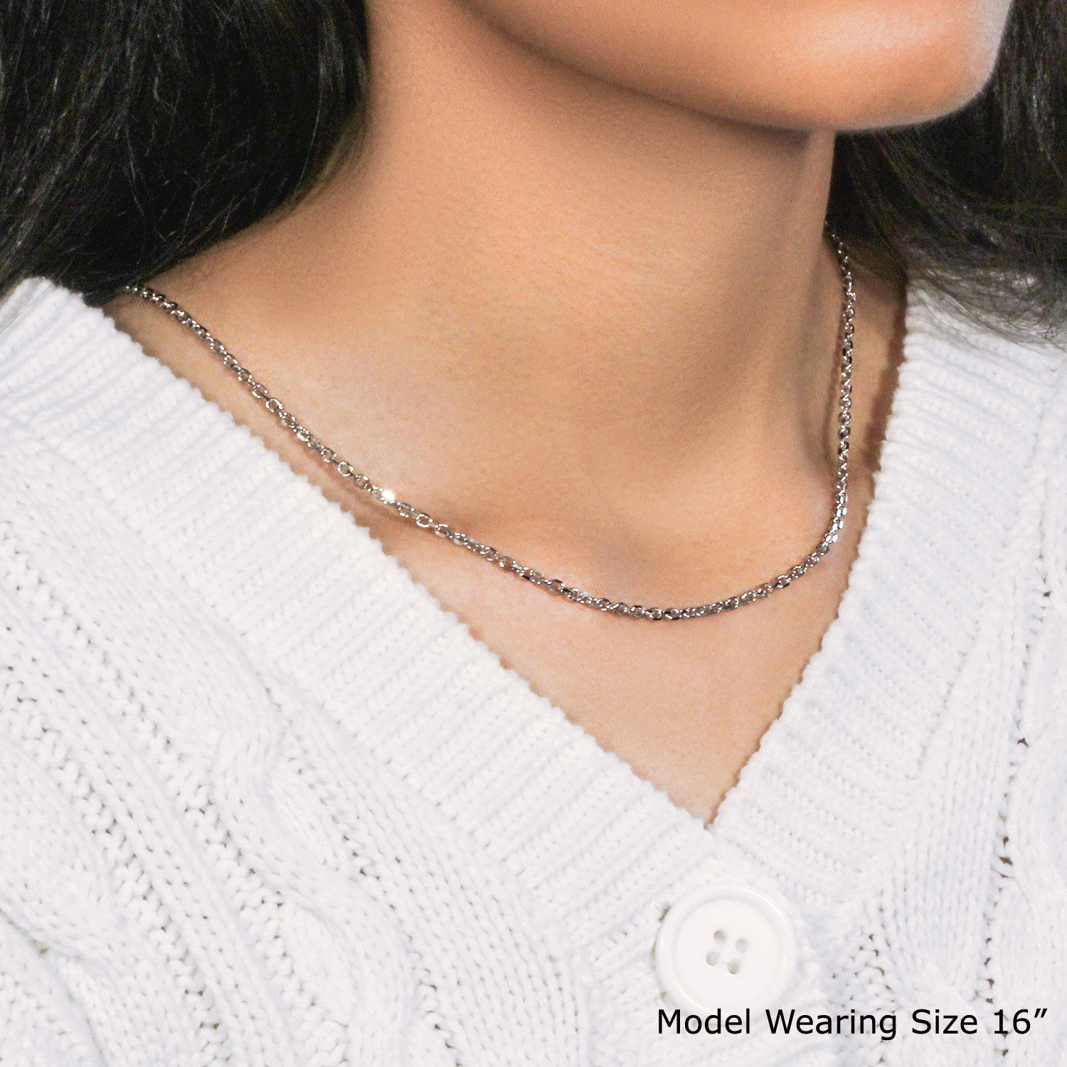 18k white gold diamond cut cable link chain, 2.60 mm, worn by a model.