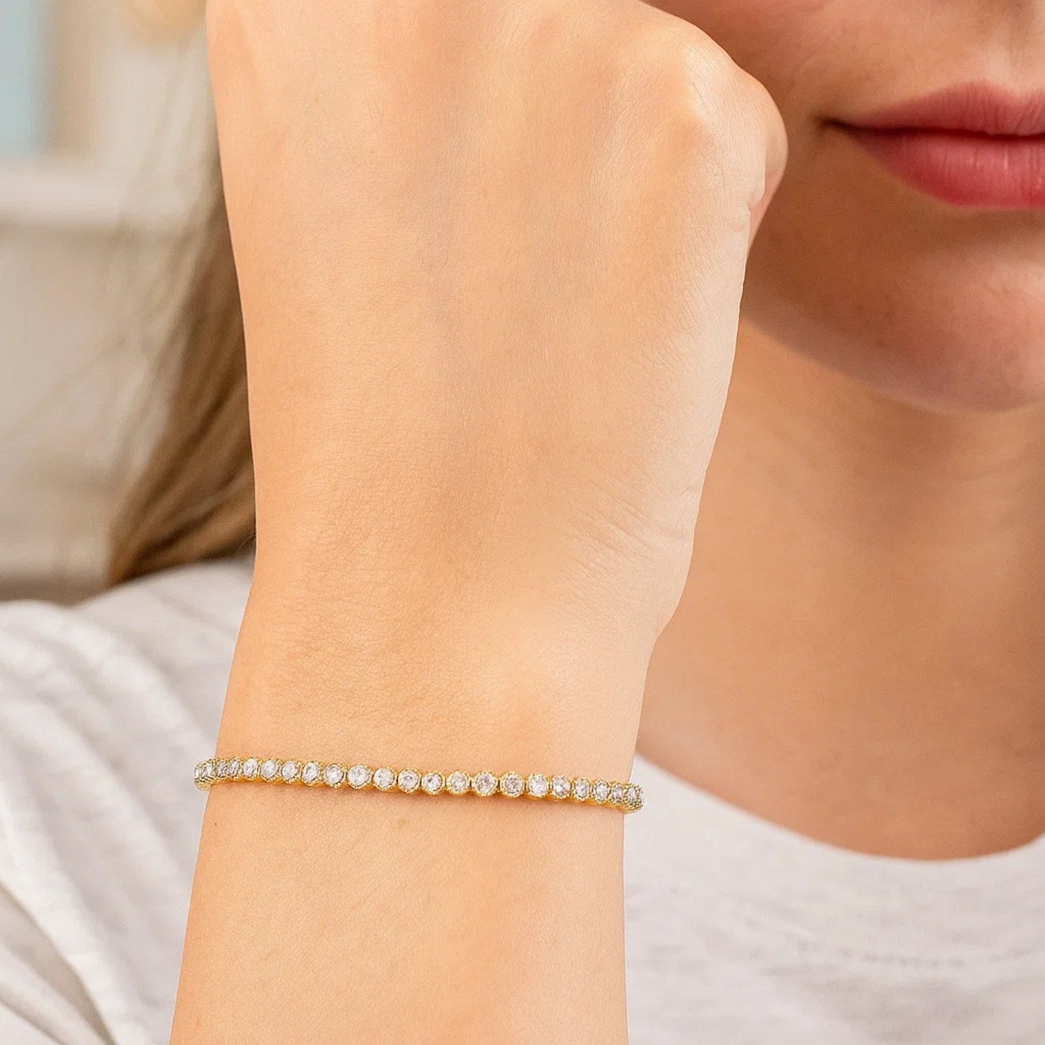 A woman wears a 14K two-tone gold Diamon Oro tennis bracelet on her wrist.